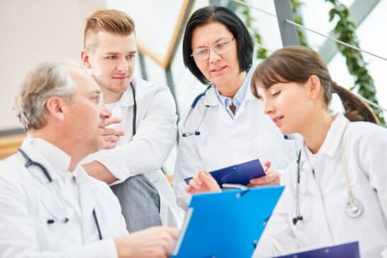 Erfahrene Ärzte und Ärztinnen in Ausbildung besprechen im Team die Therapie
